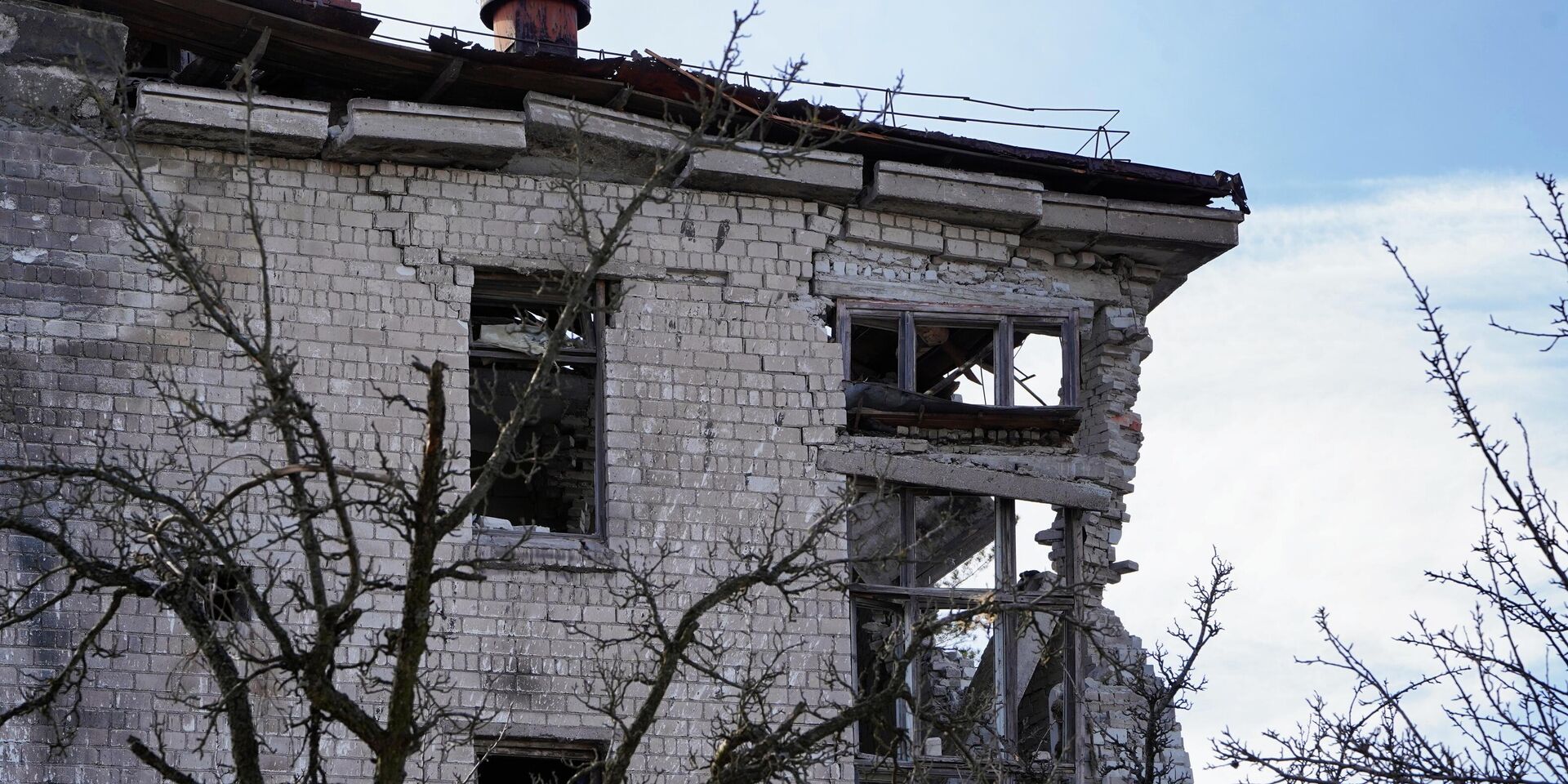 Последствия попадания ракеты ВСУ в здание бывшей школы в Володарском - ИноСМИ, 1920, 29.04.2023