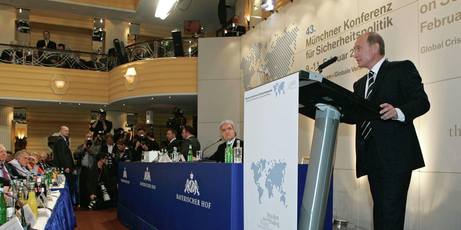 Президент России Владимир Путин во время выступления на 43-й Мюнхенской конференции по вопросам политики безопасности. 10 октября 2007 г. - ИноСМИ, 1920, 20.02.2023
