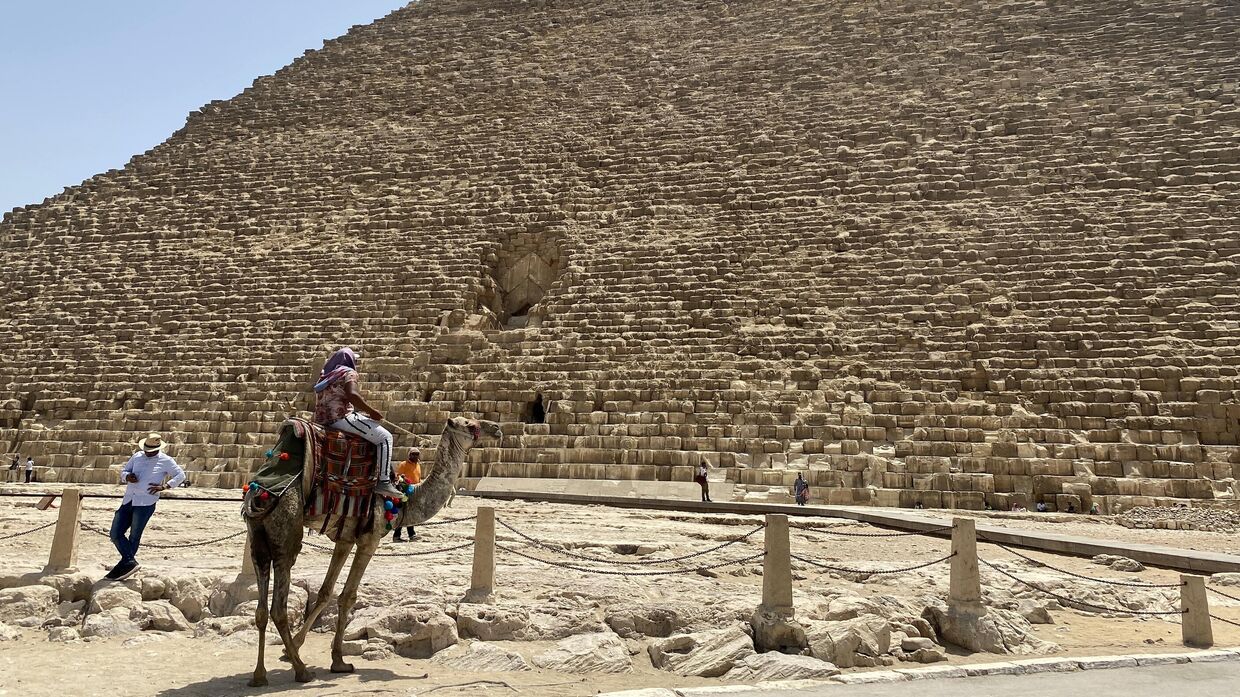 Пирамида Хеопса на плато Гиза в пригороде Каира