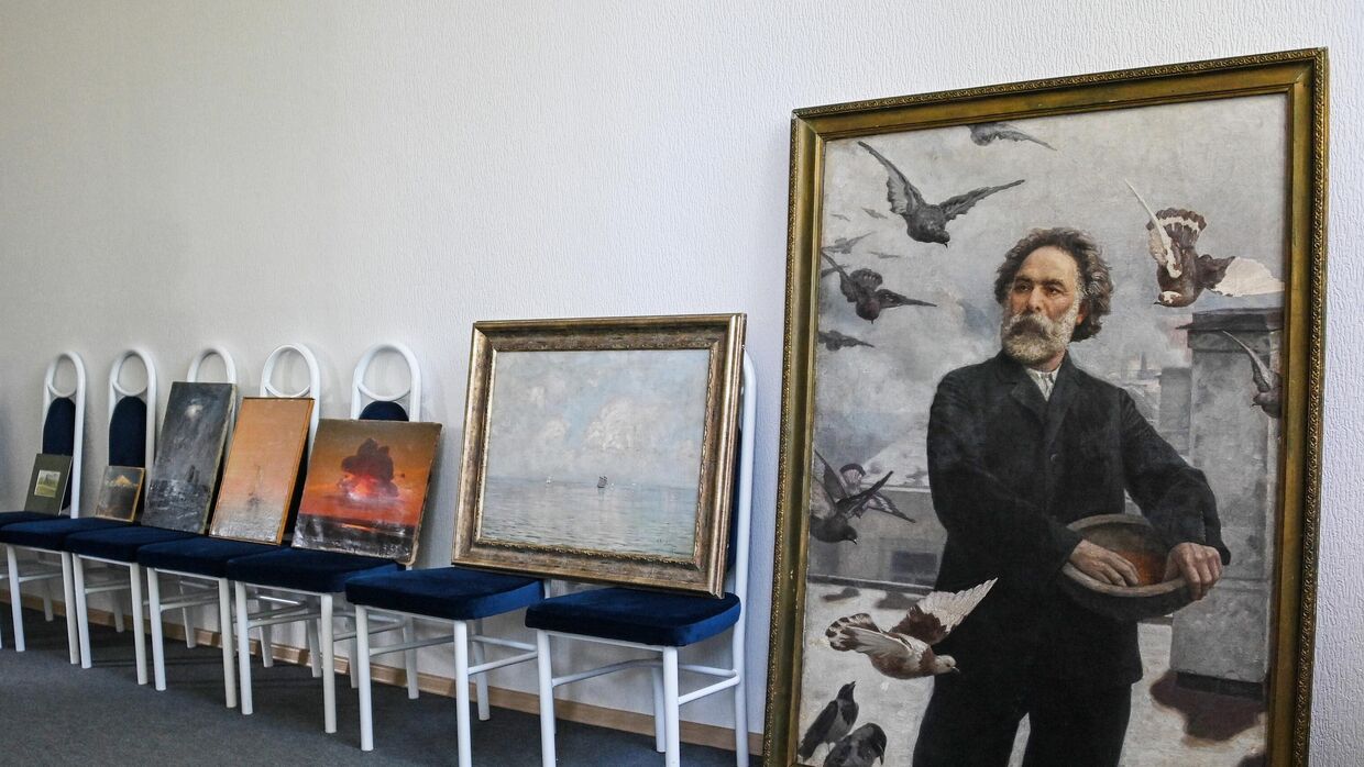 Спасенные экспонаты Мариупольского краеведческого музея в Донецке