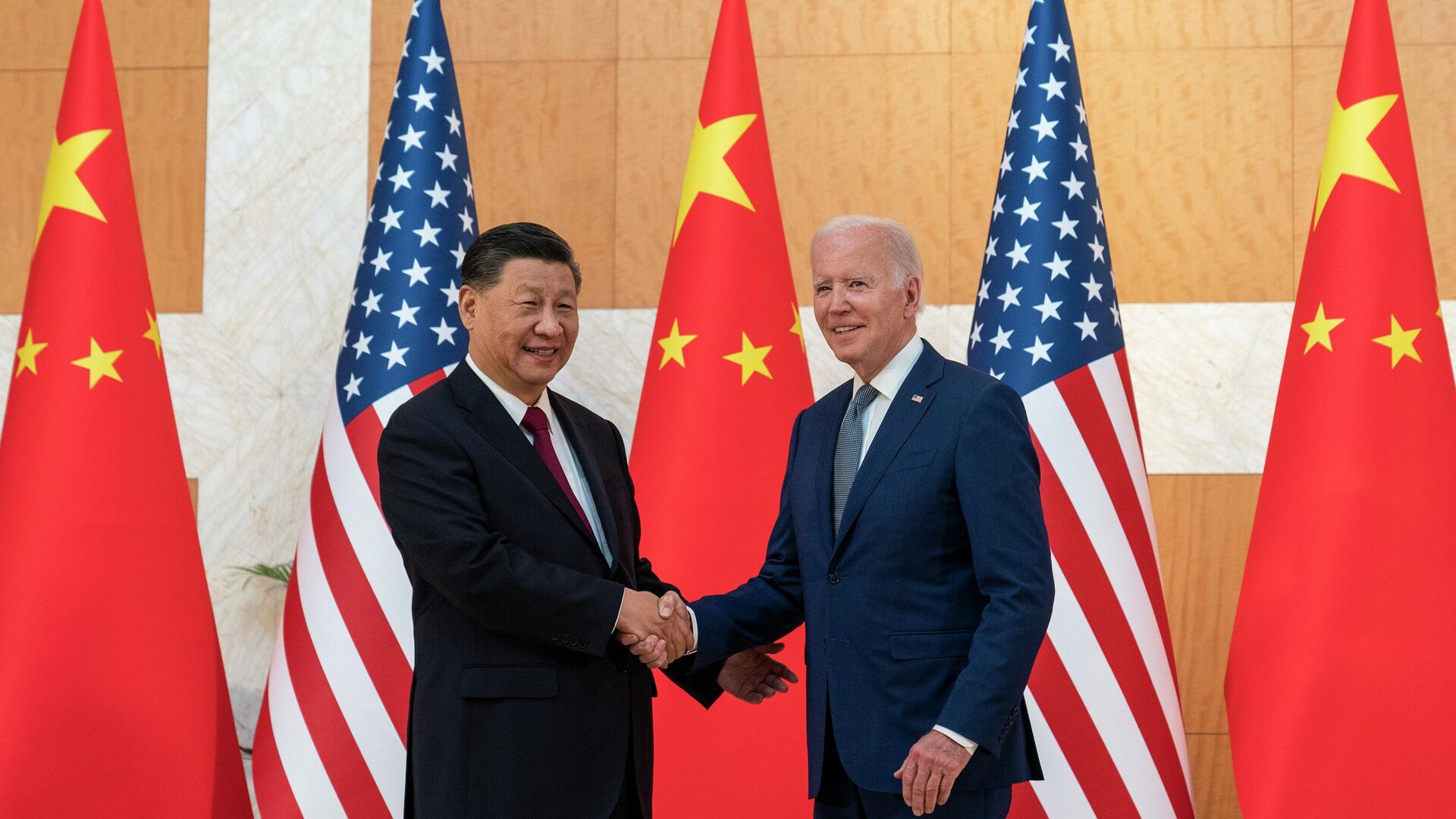 Президент США Джо Байден и председатель Китая Си Цзиньпин на полях саммита G20 - ИноСМИ, 1920, 15.11.2023
