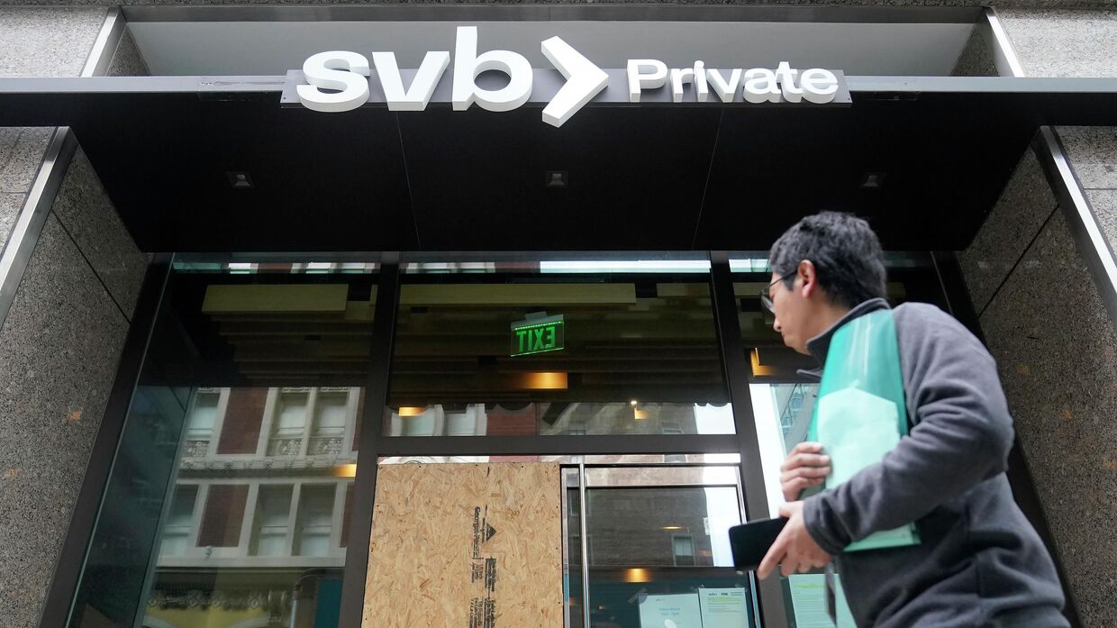 Прохожий возле отделения Silicon Valley Bank Private в Сан-Франциско, США