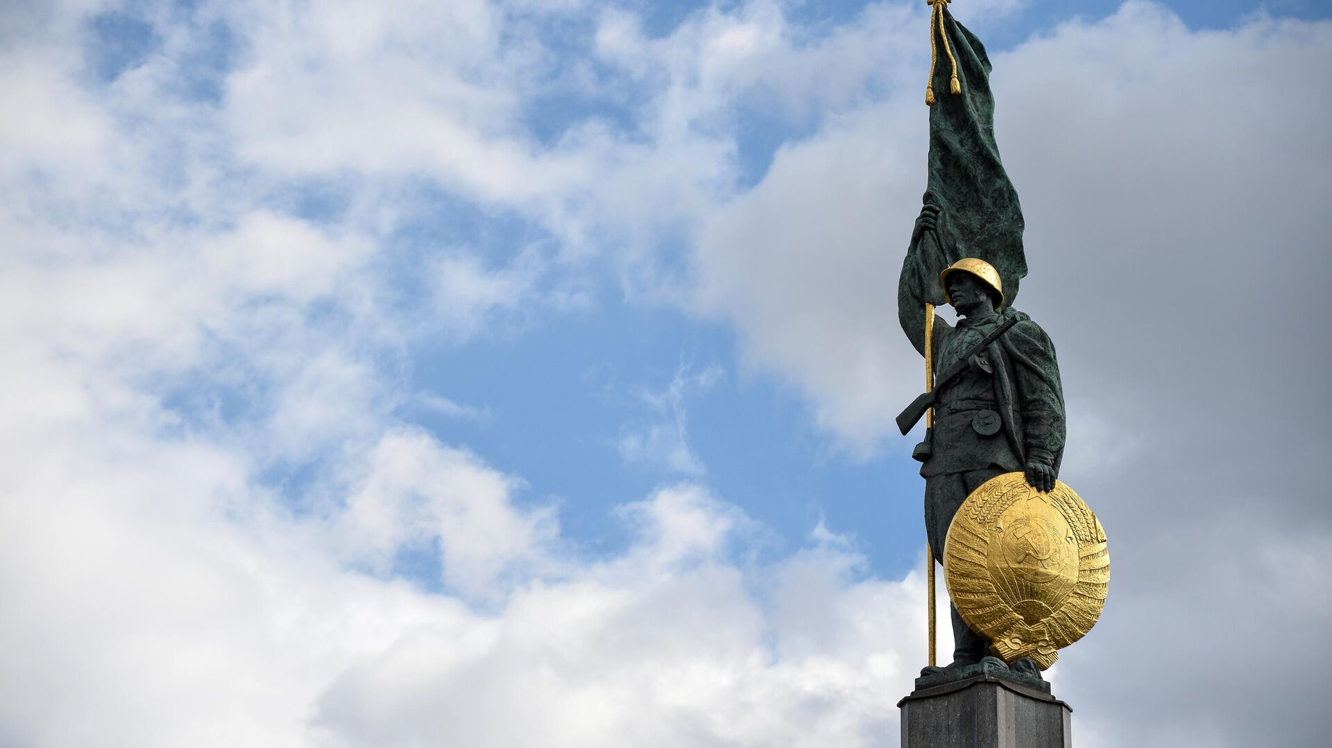Памятник советским воинам, погибшим при освобождении Австрии от фашизма на площади Шварценбергплац в Вене. - ИноСМИ, 1920, 25.08.2023