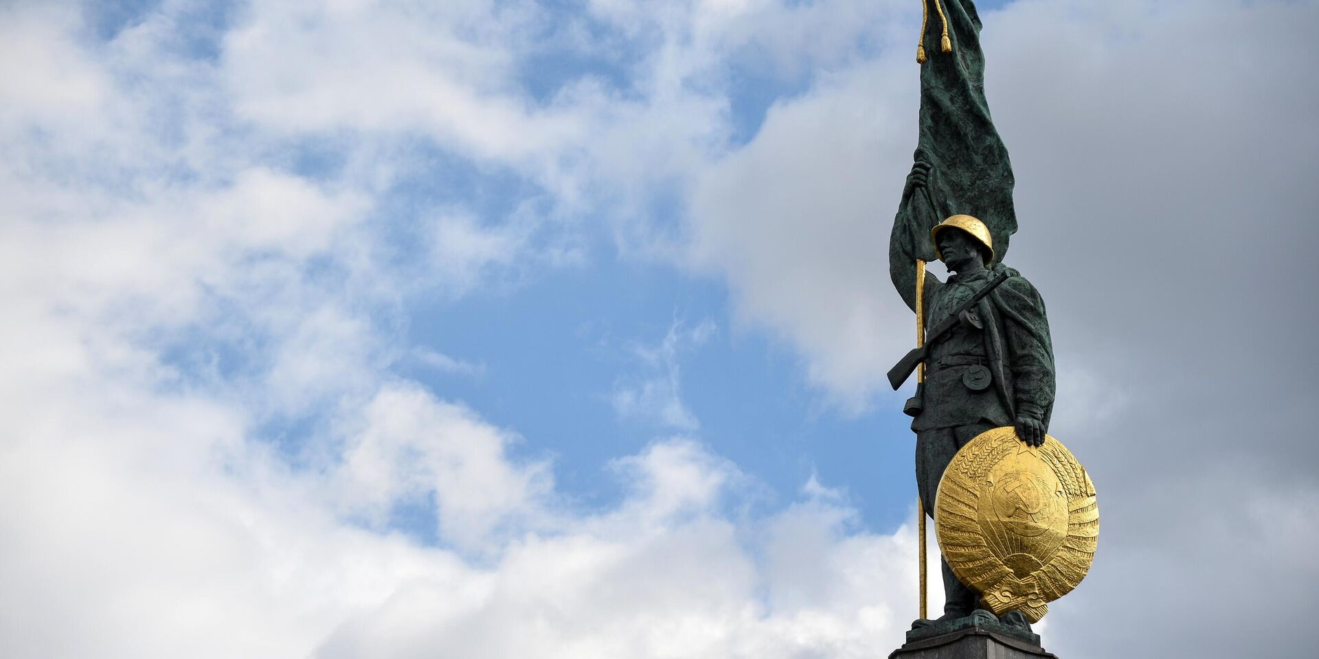 Памятник советским воинам, погибшим при освобождении Австрии от фашизма на площади Шварценбергплац в Вене. - ИноСМИ, 1920, 25.08.2023