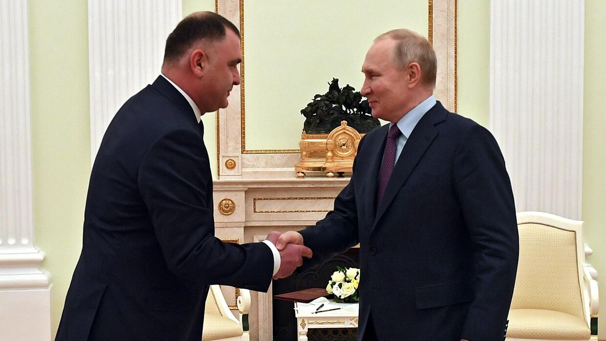 Рабочая встреча президента РФ В. Путина с президентом Южной Осетии А. Гаглоевым