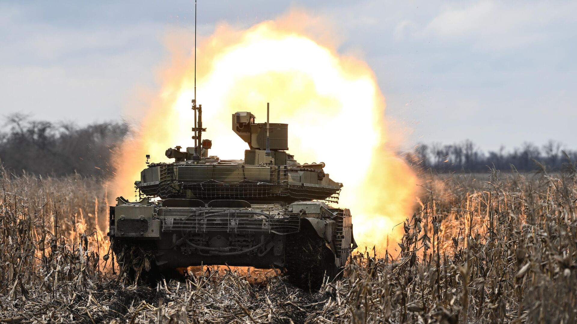 Танк Т-90М Прорыв ведет стрельбу по позициям ВСУ в южном секторе СВО - ИноСМИ, 1920, 12.06.2023