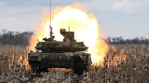 Танк Т-90М Прорыв ведет стрельбу по позициям ВСУ в южном секторе СВО