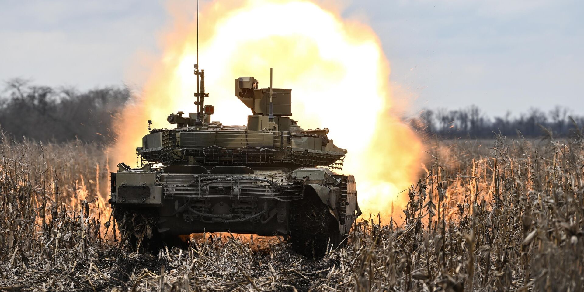 Танк Т-90М Прорыв ведет стрельбу по позициям ВСУ в южном секторе СВО - ИноСМИ, 1920, 26.03.2023