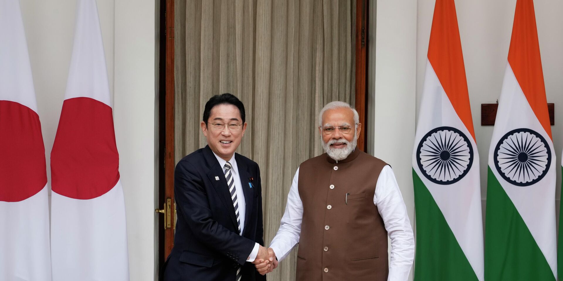 Премьер-министр Японии Фумио Кисида, слева, и премьер-министр Индии Нарендра Моди перед встречей их делегаций в Нью-Дели 20 марта 2023 год - ИноСМИ, 1920, 21.03.2023