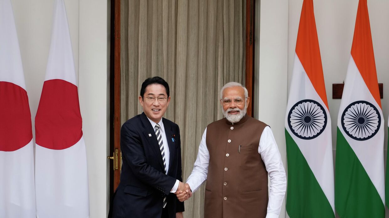 Премьер-министр Японии Фумио Кисида, слева, и премьер-министр Индии Нарендра Моди перед встречей их делегаций в Нью-Дели 20 марта 2023 год