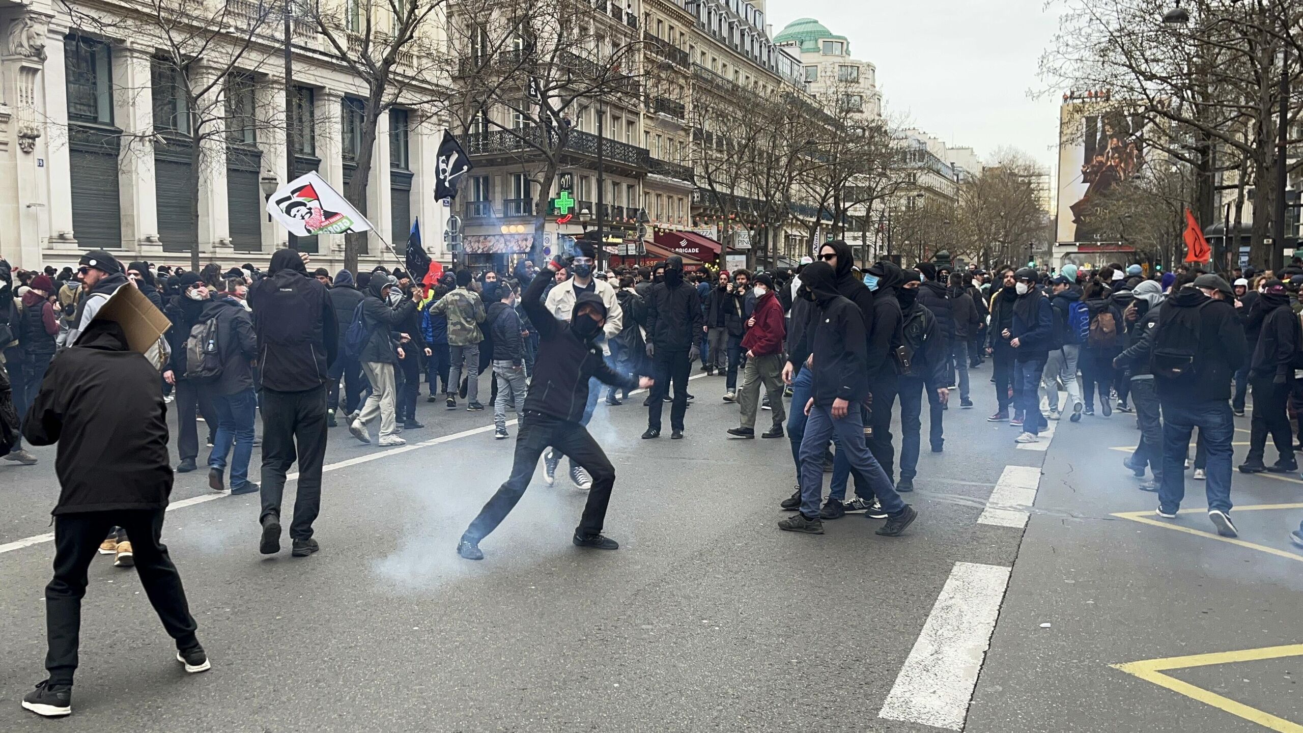 Демонстрации в париже. Протесты во Франции 2023. Манифестации в Париже. Протесты во Франции. Демонстрации во Франции.