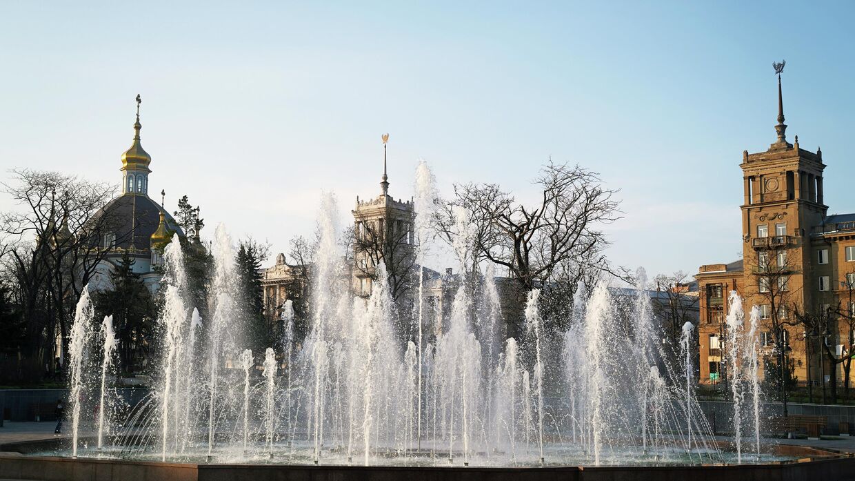 В Мариуполе после ремонта включили фонтан в Театральном сквере