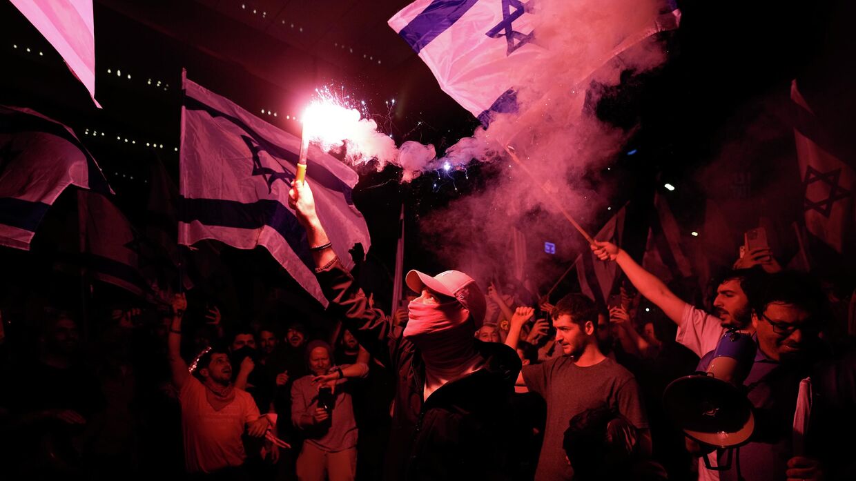 Участники митинга против судебной реформы израильского правительства в Тель-Авиве, Израиль