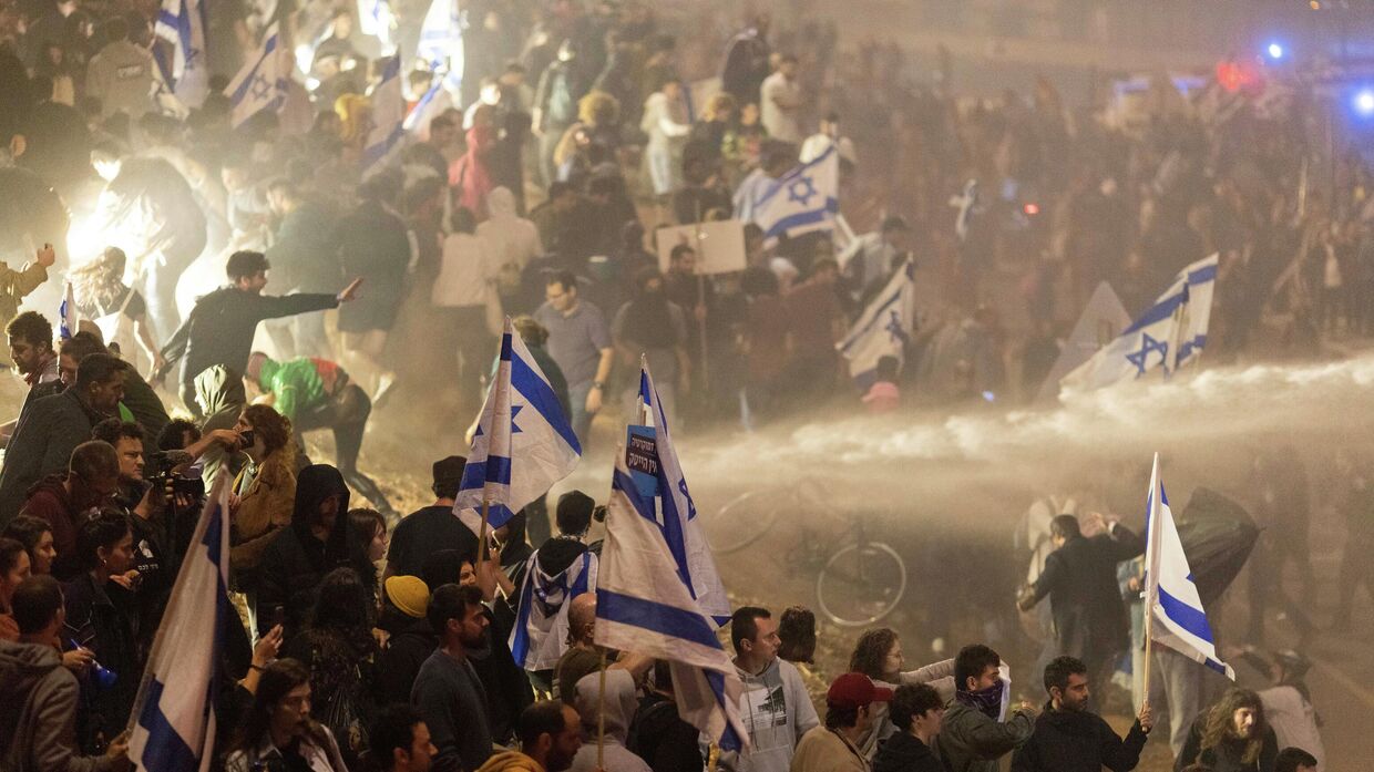 Столкновения протестующих с полицией во время митинга против судебной реформы израильского правительства в Тель-Авиве, Израиль