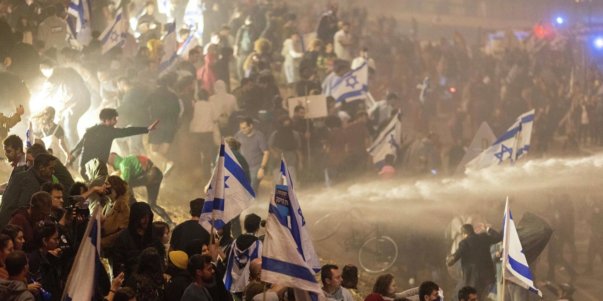 Столкновения протестующих с полицией во время митинга против судебной реформы израильского правительства в Тель-Авиве, Израиль - ИноСМИ, 1920, 15.04.2023