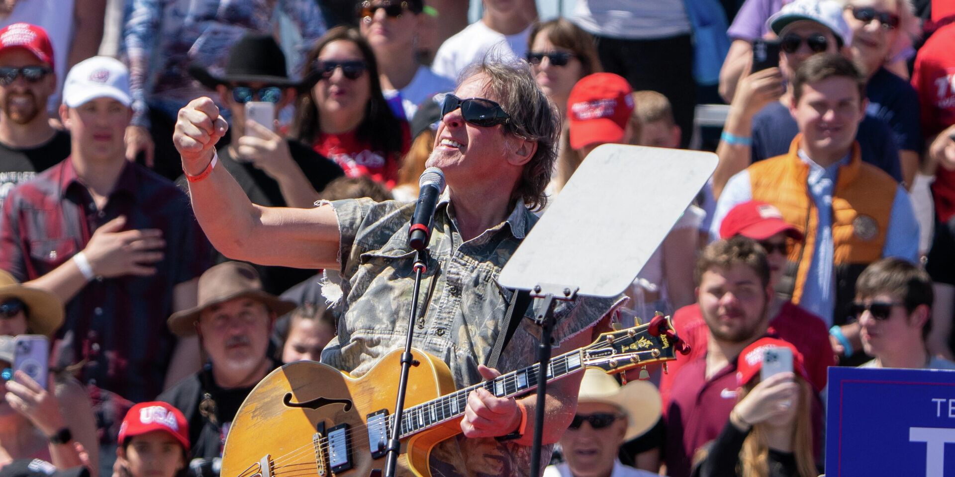 Рок-музыкант Тед Ньюджент выступает на предвыборном митинге Дональда Трампа в Уэйко, штат Техас, 25 марта 2023 года - ИноСМИ, 1920, 27.03.2023