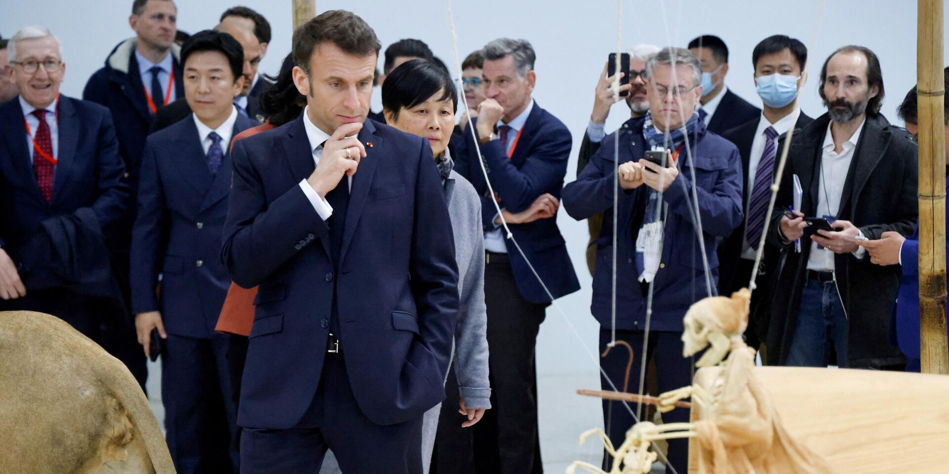 Президент Франции Эммануэль Макрон на выставке в Пекине, Китай. 5 апреля 2023 года. - ИноСМИ, 1920, 05.04.2023