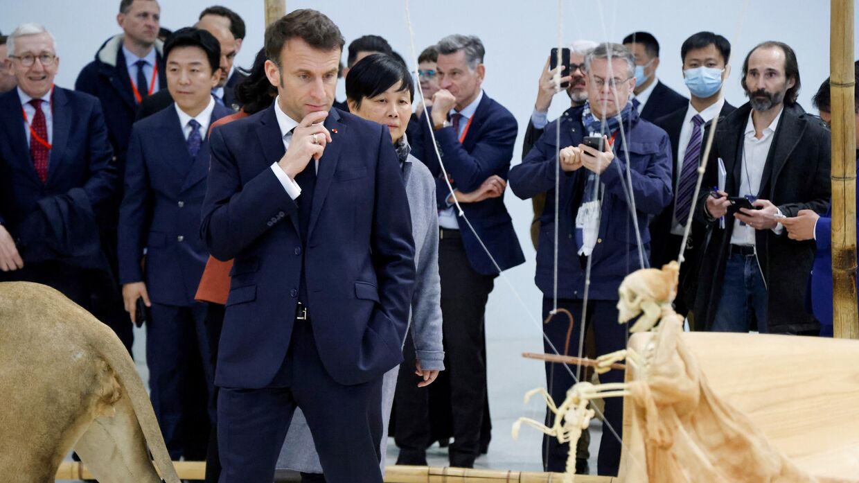 Президент Франции Эммануэль Макрон на выставке в Пекине, Китай. 5 апреля 2023 года.