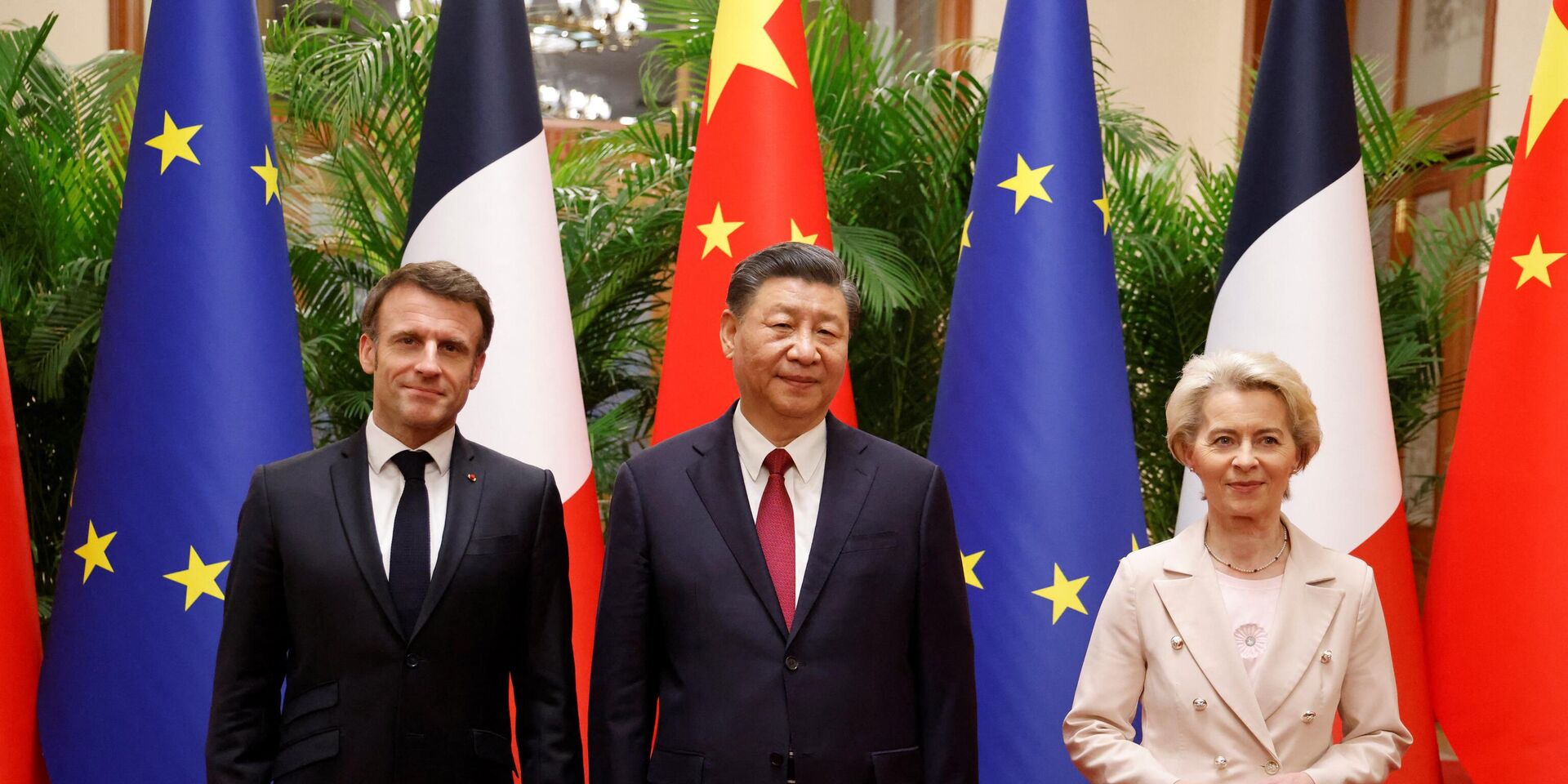 Председатель Китая Си Цзиньпин, президент Франции Эммануэль Макрон  и председатель Европейской комиссии Урсула фон де Ляйен в Пекине. 6 апреля 2023 года. - ИноСМИ, 1920, 05.07.2023