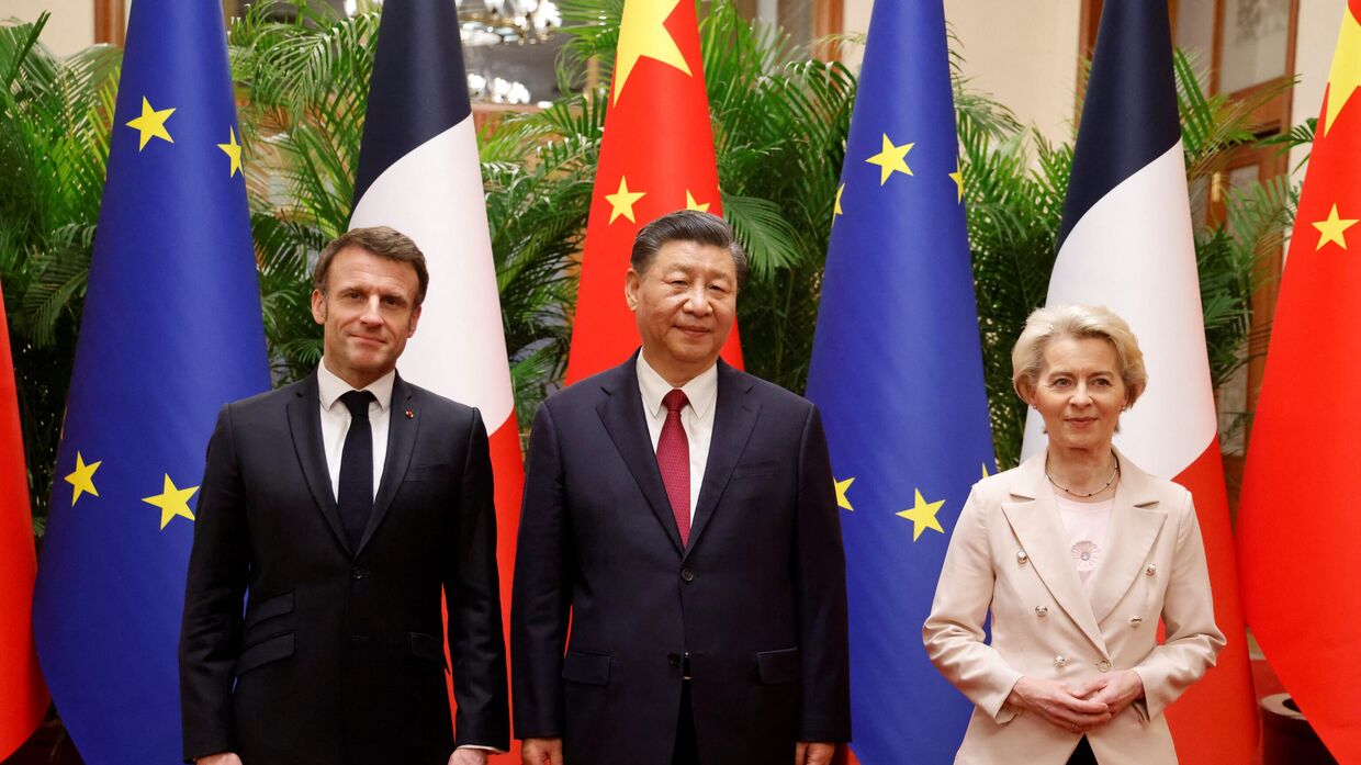 Председатель Китая Си Цзиньпин, президент Франции Эммануэль Макрон  и председатель Европейской комиссии Урсула фон де Ляйен в Пекине. 6 апреля 2023 года.
