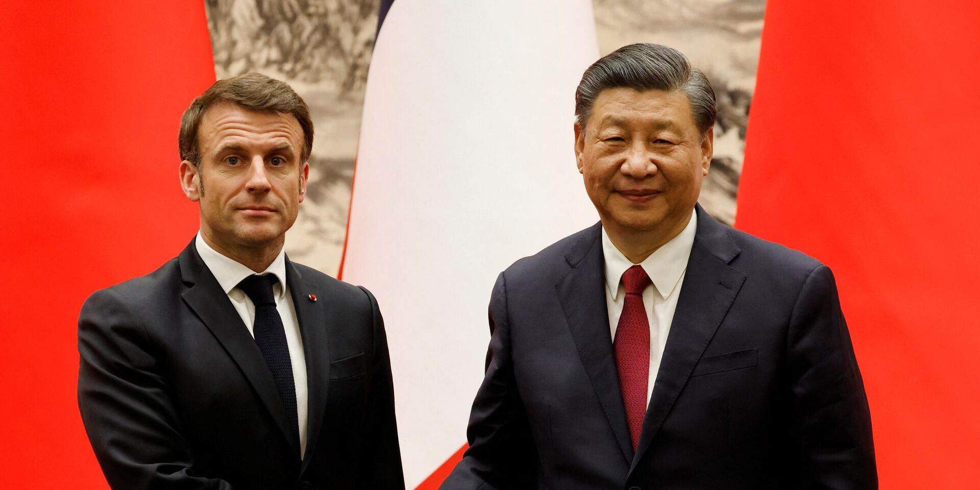 Председатель Китая Си Цзиньпин и президент Франции Эммануэль Макрон в Пекине, 6 апреля 2023 года - ИноСМИ, 1920, 13.04.2023