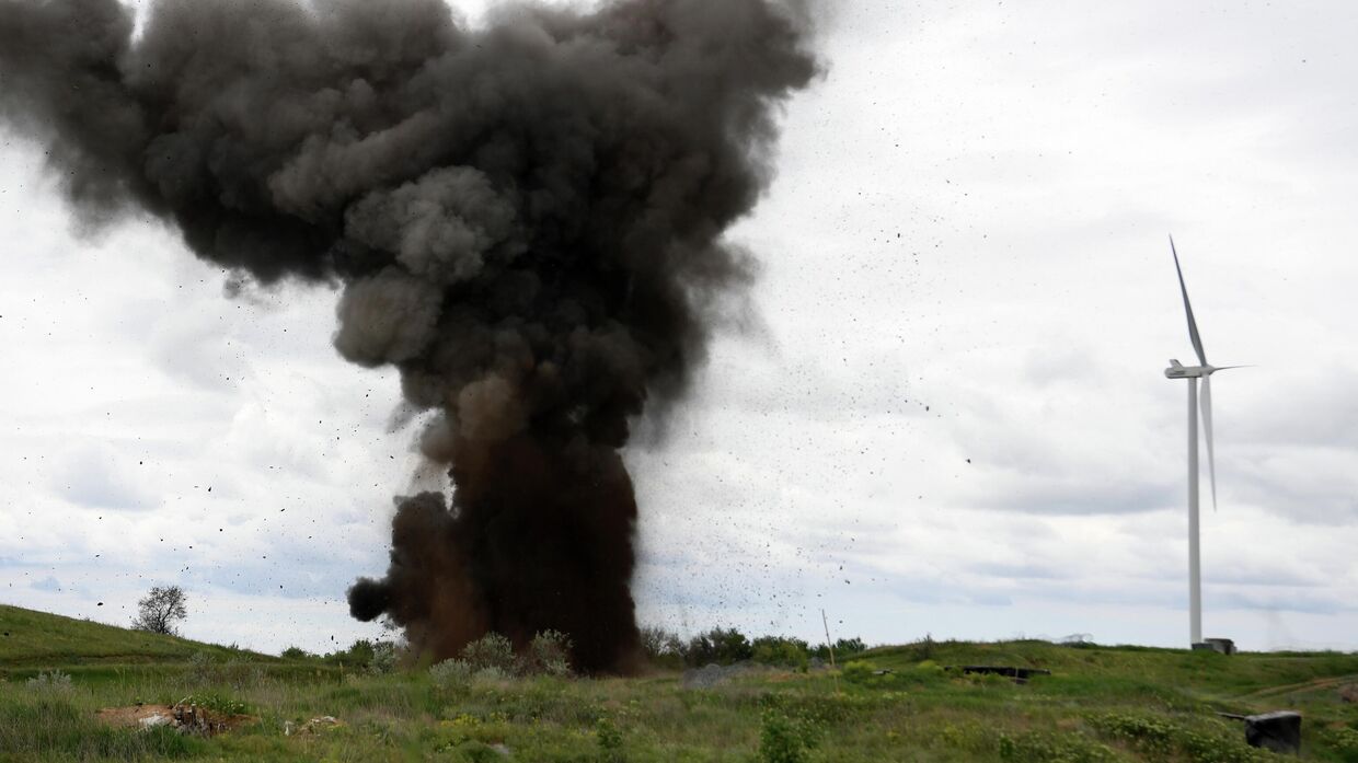Управляемый подрыв оставленной украинской армией взрывчатки у шлюза Северо-Крымского канала в Херсонской области, обеспечивающего работу завода Крымский титан.