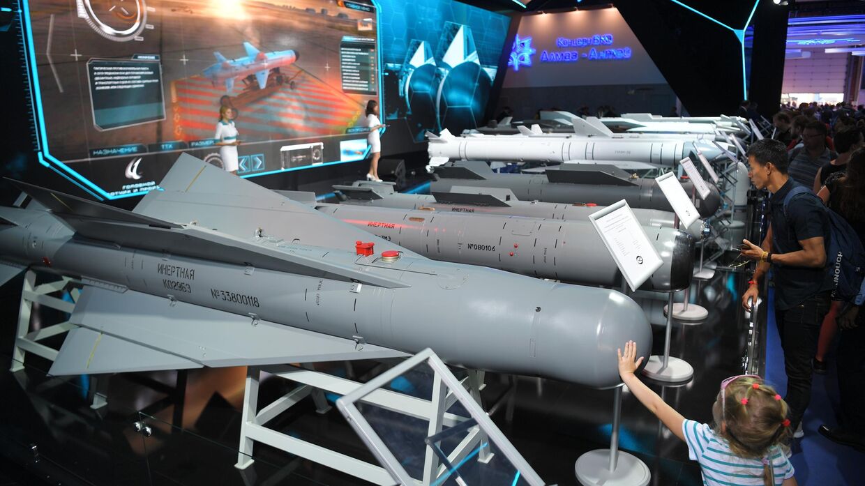 Международный авиационно-космический  салон МАКС-2019. Управляемая планирующая авиационная бомба УПАБ-1500Б-Э (К029БЭ)