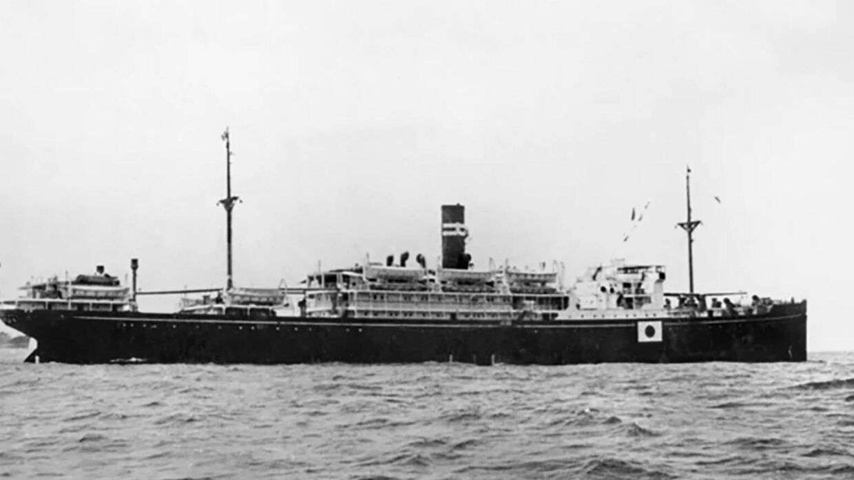 Вид с правого борта японского пассажирского судна Монтевидео Мару, которое затонуло в 1942 году после торпедирования подводной лодкой ВМС США, перевозившей более 1000 заключенных.