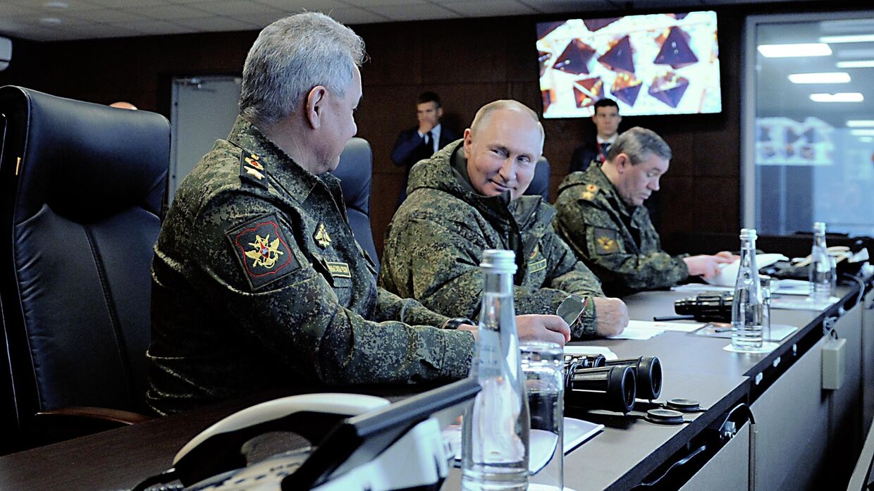 Президент РФ Владимир Путин наблюдает за финальной частью военных стратегических командно-штабных учений войск Восточного военного округа Восток-2022. 6 сентября 2022 года