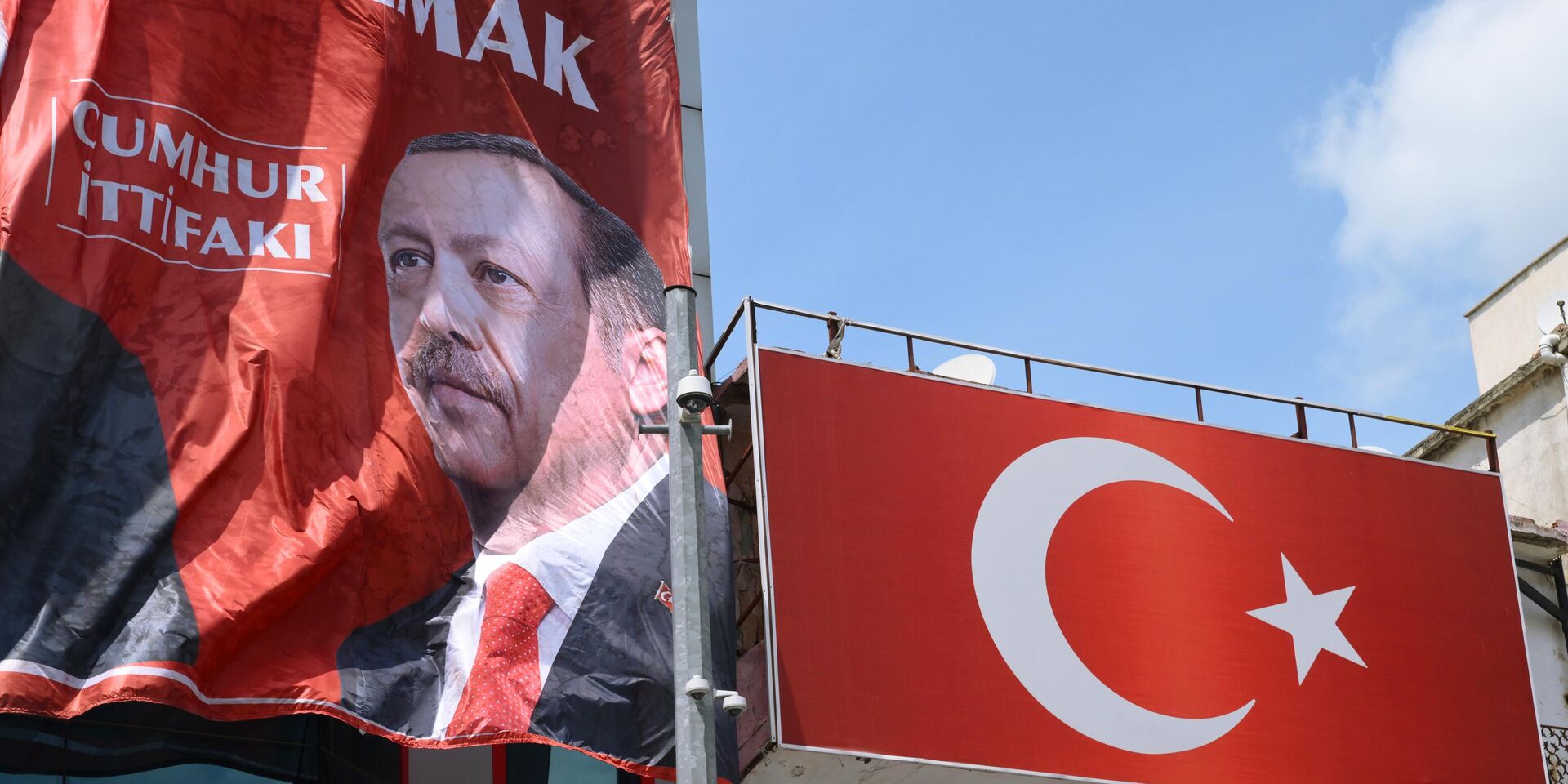 Предвыборный баннер с изображением действующего президент Турции Реджепа Тайипа Эрдогана на одной из улиц Силифке. - ИноСМИ, 1920, 28.05.2023