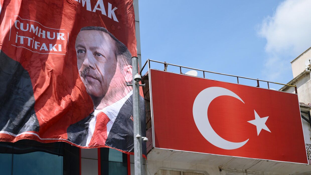 Предвыборный баннер с изображением действующего президент Турции Реджепа Тайипа Эрдогана на одной из улиц Силифке.