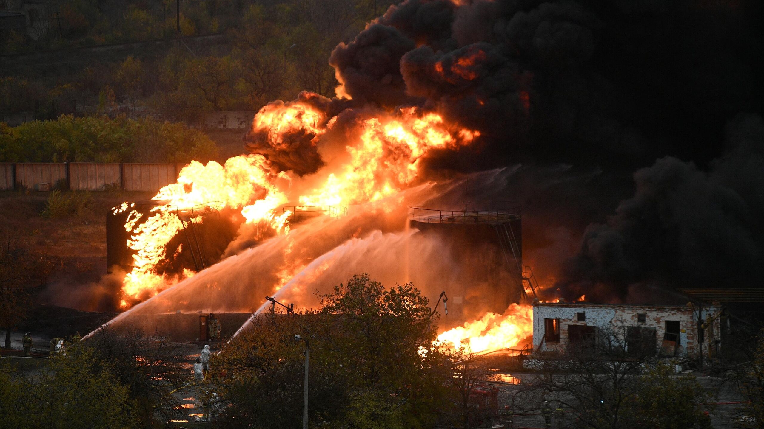 Удар по нефтебазе сегодня. Шахтёрск Нефтебаза пожар. Нефтебаза Шахтерск. Пожар фото. Пожар в городе.