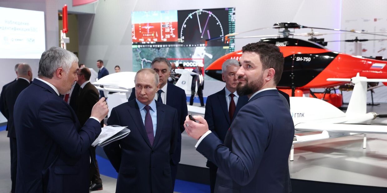 Президент РФ Владимир Путин осматривает презентацию организаций в сфере беспилотных авиационных систем во время посещения индустриального парка Руднево в Москве