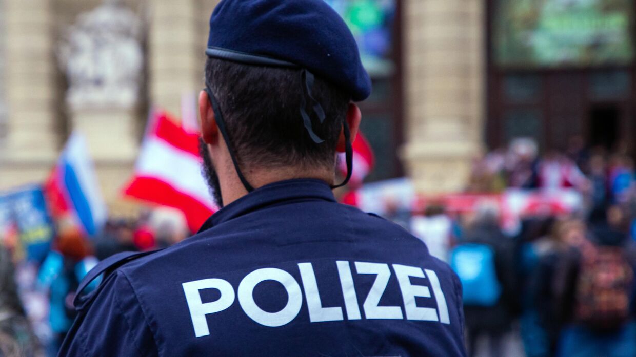 европа сток полицейский полиция горизонталь демонстрация антивоенный санкции протест флаг