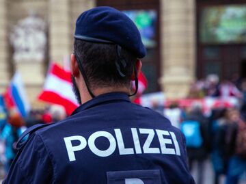 европа сток полицейский полиция горизонталь демонстрация антивоенный санкции протест флаг европа сток полицейский полиция горизонталь демонстрация антивоенный санкции протест флаг