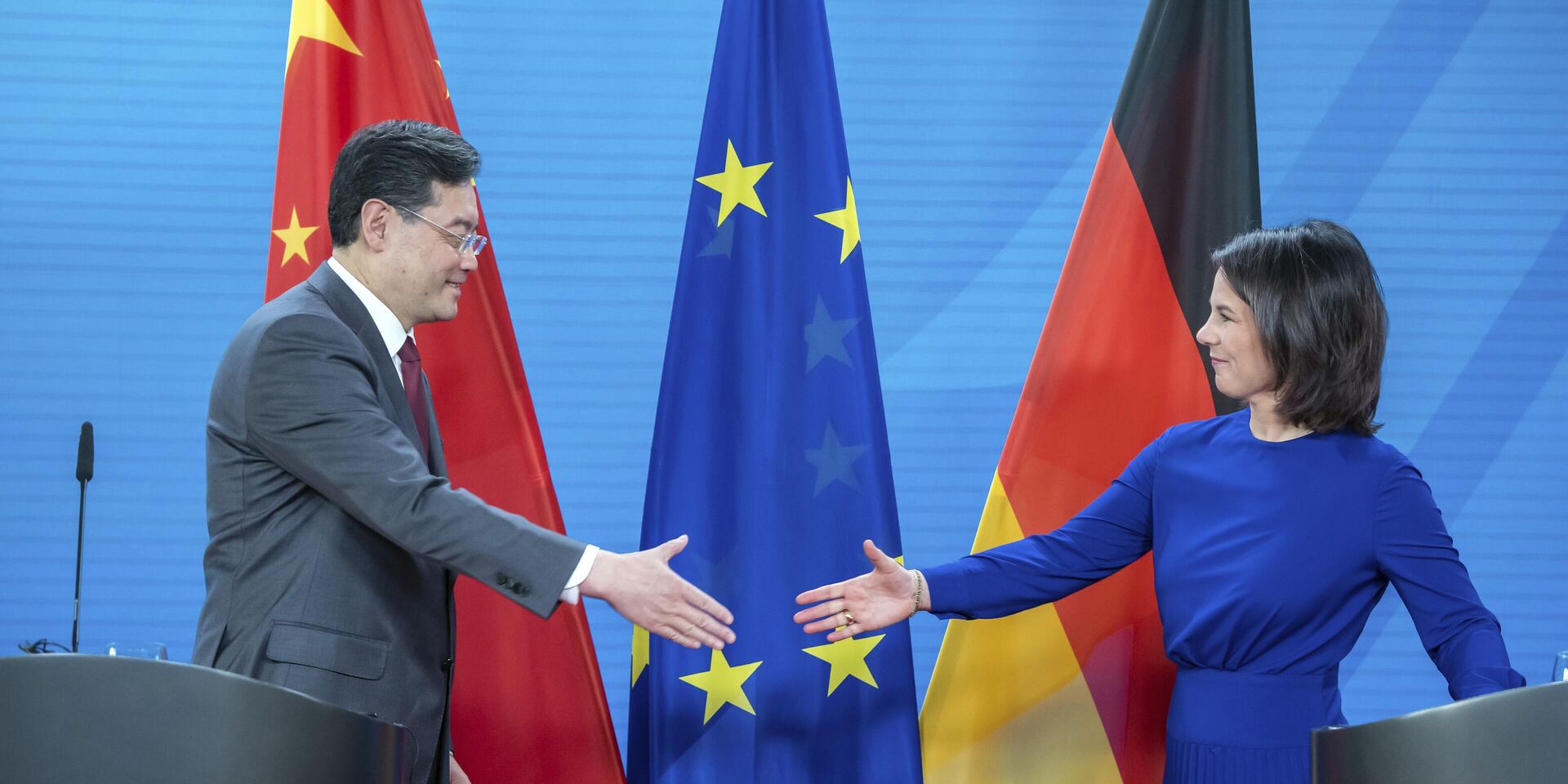 Министр иностранных дел Германии Анналена Бербок и министр иностранных дел Китая Цинь Ган во время пресс-конференции в Берлине, 9 мая 2023 года - ИноСМИ, 1920, 21.09.2023
