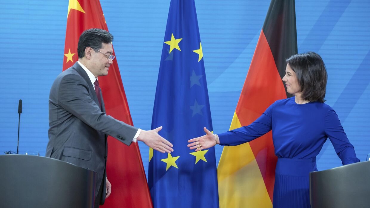 Министр иностранных дел Германии Анналена Бербок и министр иностранных дел Китая Цинь Ган во время пресс-конференции в Берлине, 9 мая 2023 года