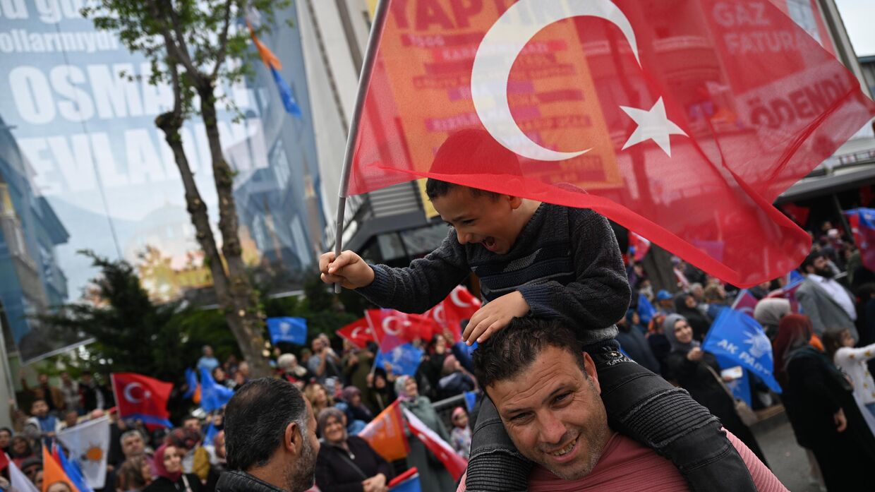 Люди на предвыборном митинге в столичном районе Анкары - Пурсаклар