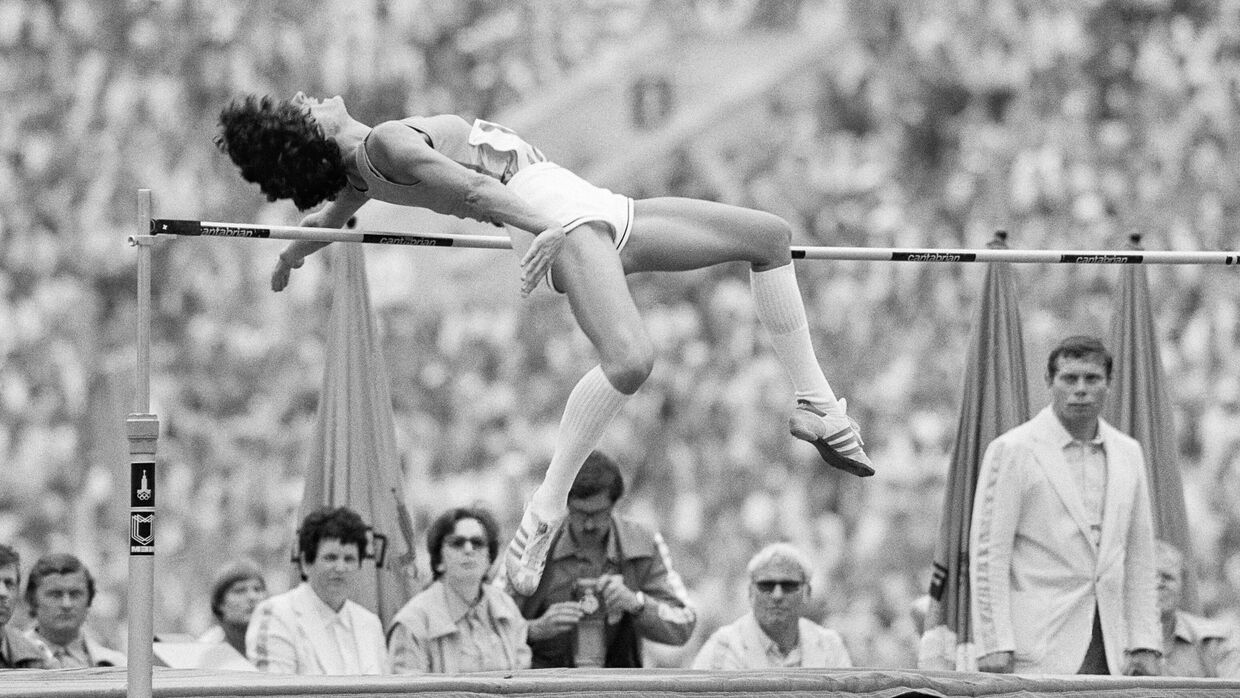 Олимпийский рекорд Сары Симеони (Италия). Легкоатлетические соревнования по прыжкам в высоту. XXII летние Олимпийские игры (19 июля - 3 августа).
