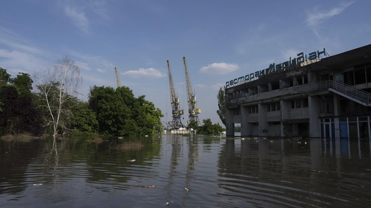 Затопленные улицы в Херсоне, Украина, после обрушения плотины Каховской ГЭС