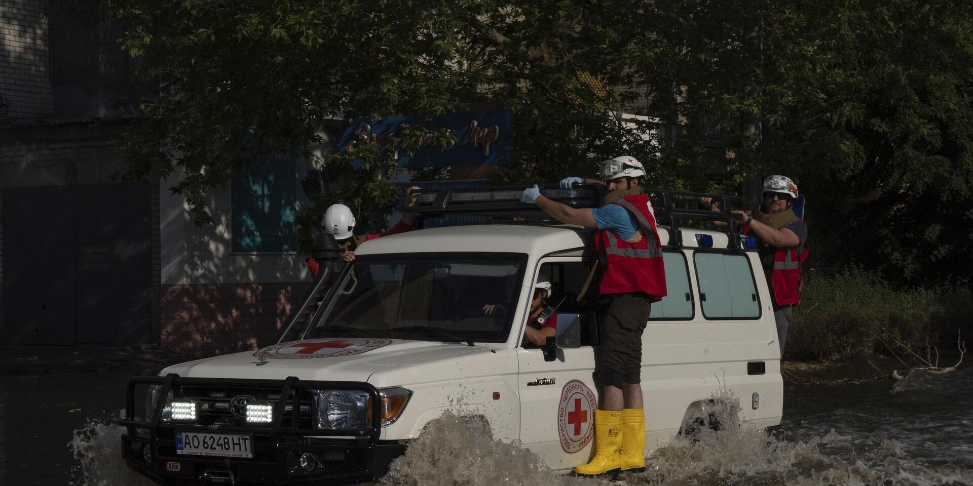 Сотрудники Красного Креста едут по улице в Херсоне, Украина, во вторник, 6 июня 2023 года, которая была затоплена после обрушения плотины Каховской ГЭС - ИноСМИ, 1920, 08.06.2023