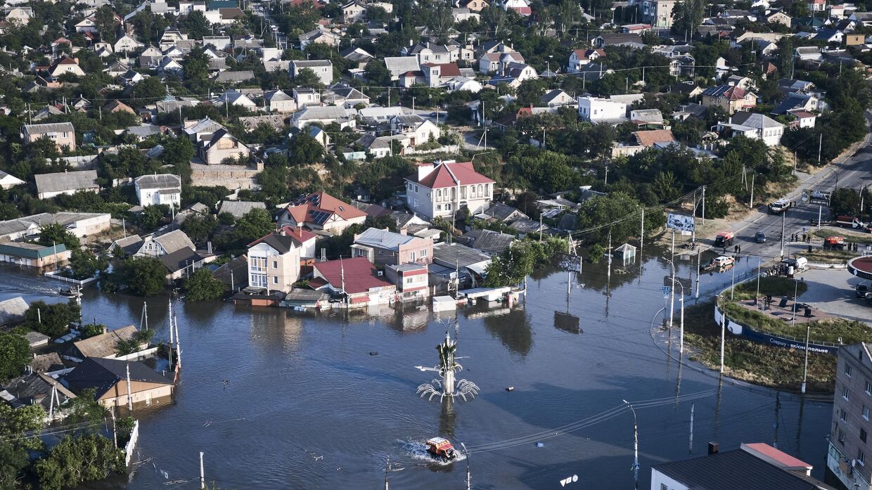 7 июня 2023 года: улицы Херсона затоплены в результате взрыва плотины Каховской ГЭС. Некоторые жители провели ночь на крышах домов.