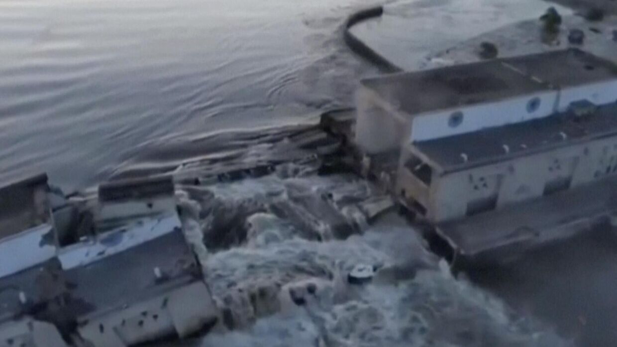 На кадре из видео, предоставленного Офисом Президента Украины, показана поврежденная плотина Каховской ГЭС, Херсон, Украина, 6 июня 2023 года.