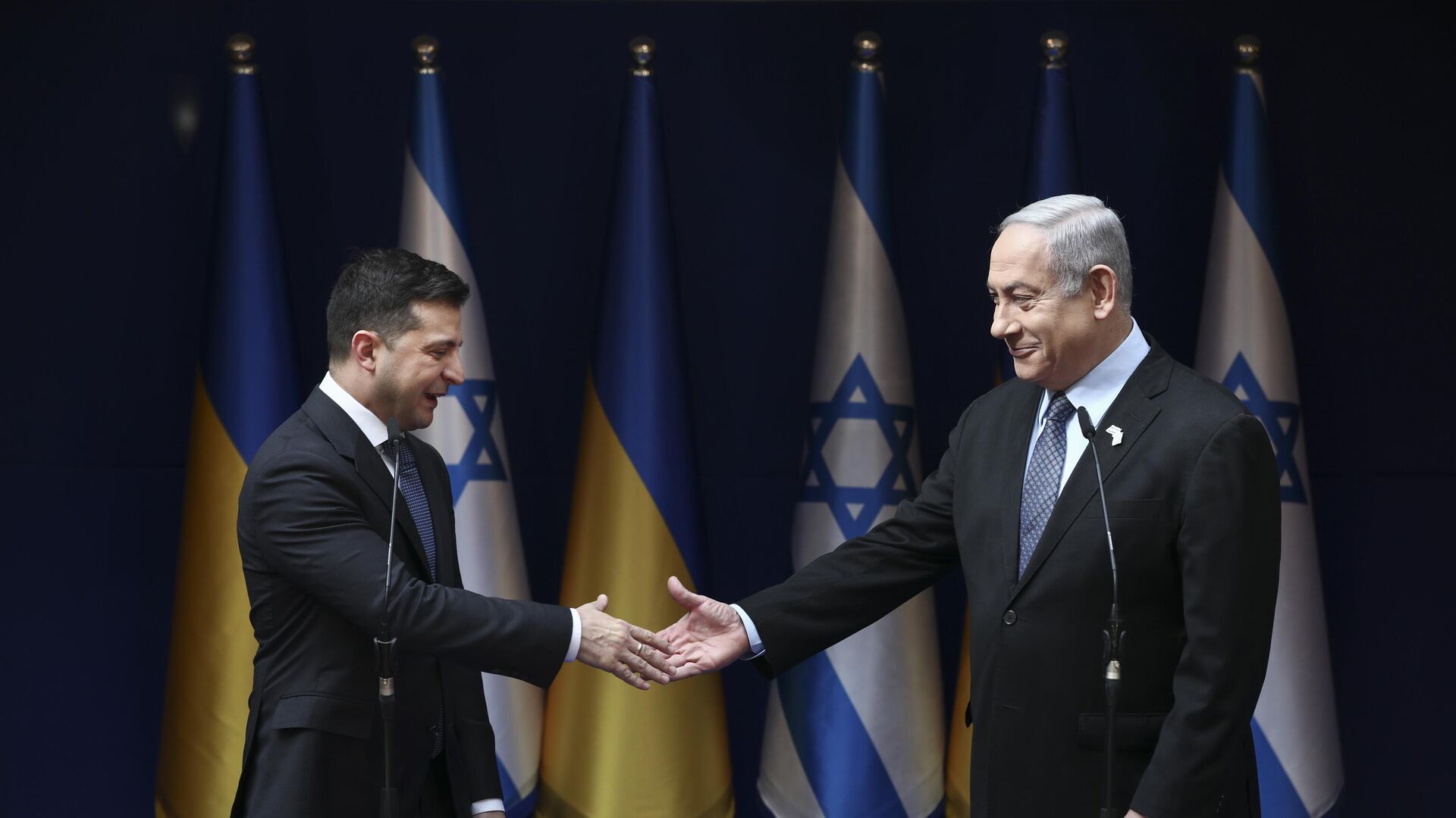 Премьер-министр Израиля Биньямин Нетаньяху (справа) и президент Украины Владимир Зеленский обмениваются рукопожатием во время встречи в Иерусалиме в пятницу, 24 января 2020 г. - ИноСМИ, 1920, 13.06.2023