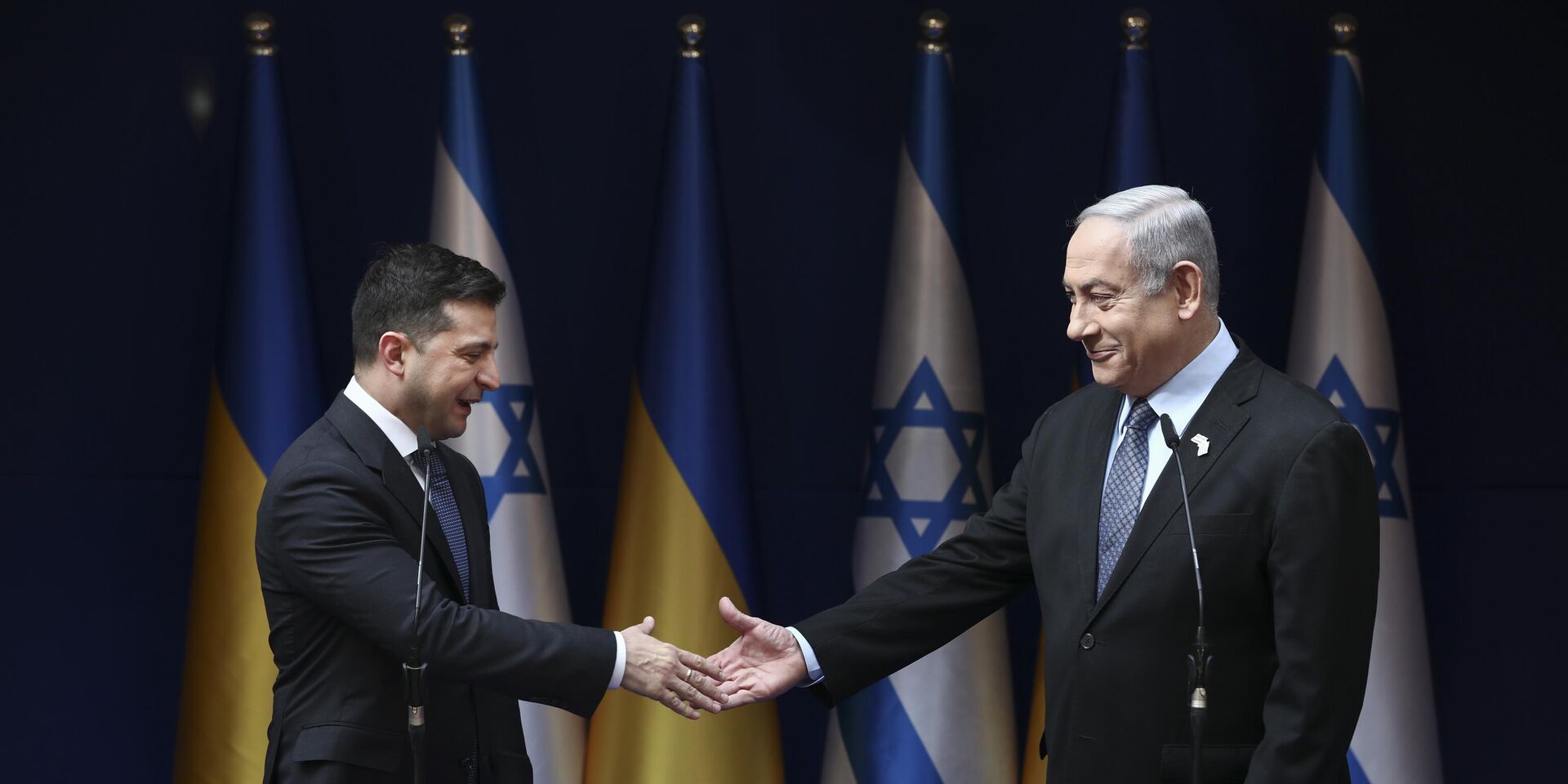 Премьер-министр Израиля Биньямин Нетаньяху (справа) и президент Украины Владимир Зеленский обмениваются рукопожатием во время встречи в Иерусалиме в пятницу, 24 января 2020 г. - ИноСМИ, 1920, 13.06.2023
