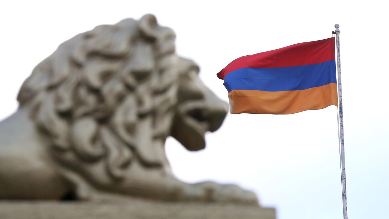 Государственный флаг Армении на здании посольства Армении в Москве, расположенного по адресу: Армянский переулок, 2.