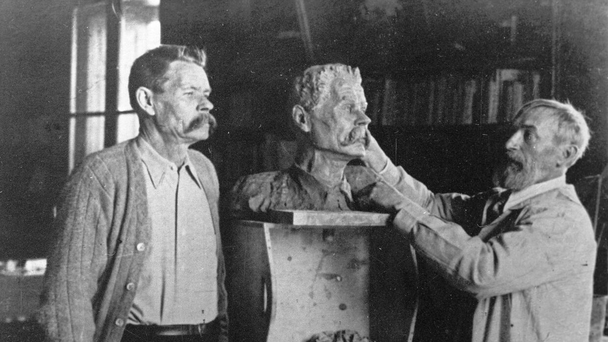 Писатель Максим Горький позирует скульптору Сергею Коненкову. Сорренто. Фото 1928 год.