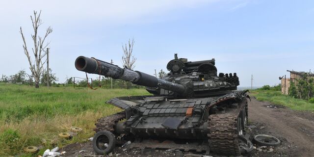 Уничтоженный танк ВСУ в селе у линии соприкосновения на Артемовском направлении - ИноСМИ, 1920, 09.07.2023