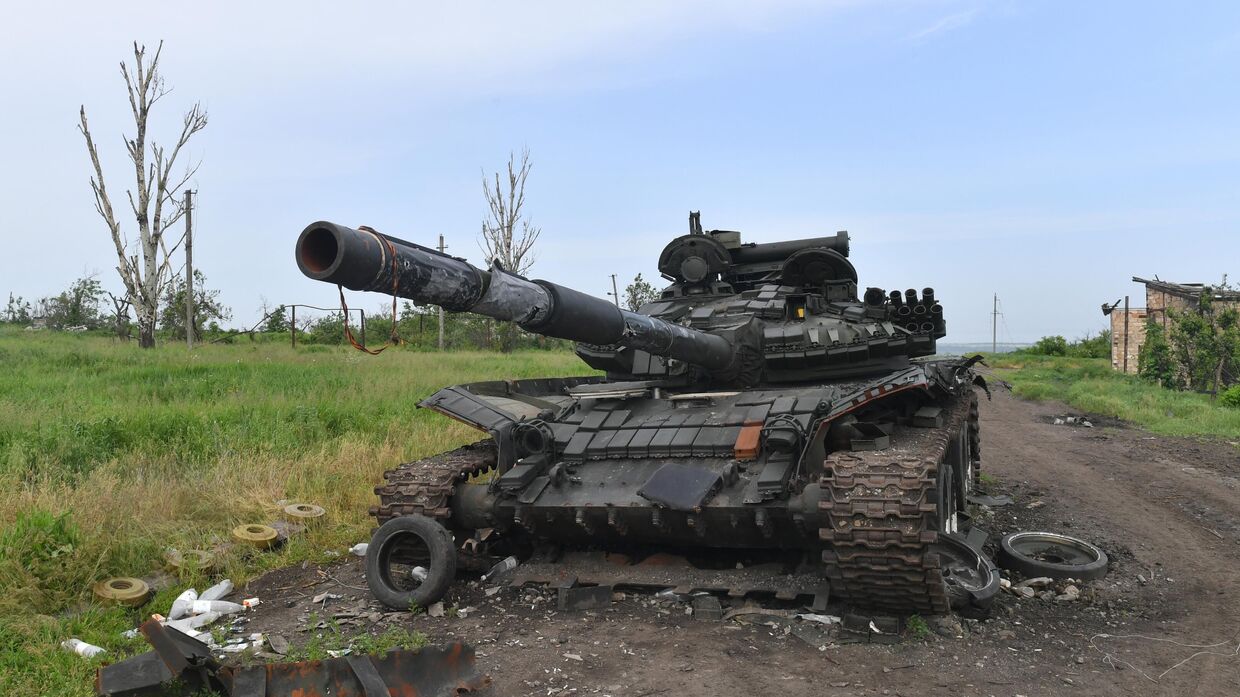 Уничтоженный танк ВСУ в селе у линии соприкосновения на Артемовском направлении
