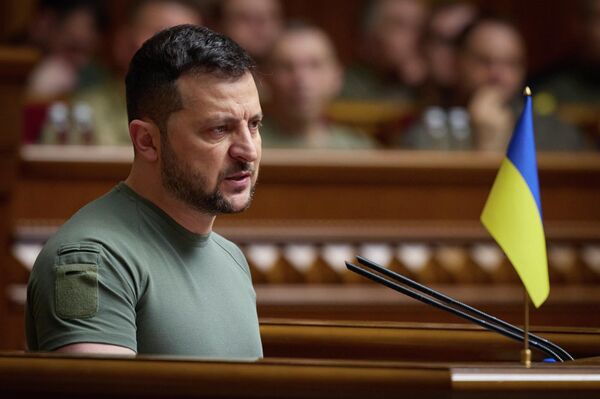 Владимир Зеленский обращается к депутатам во время заседания Верховной Рады Украины